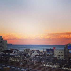施設からの海岸線を望む夕焼けの風景。周辺環境を示す眺望写真。